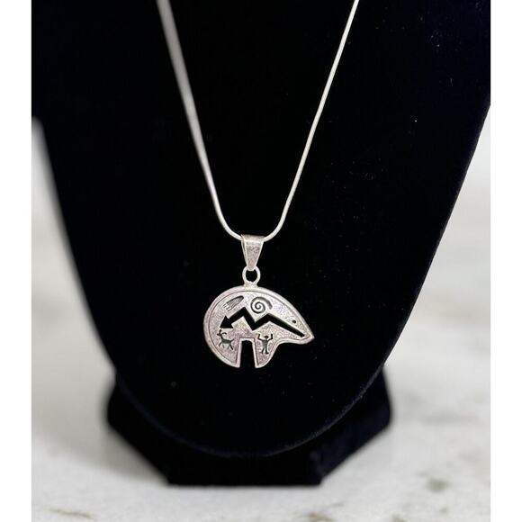 Vintage Native American Sterling Silver Engraved Bear Pendant Necklace 17in - Picture 2 of 8